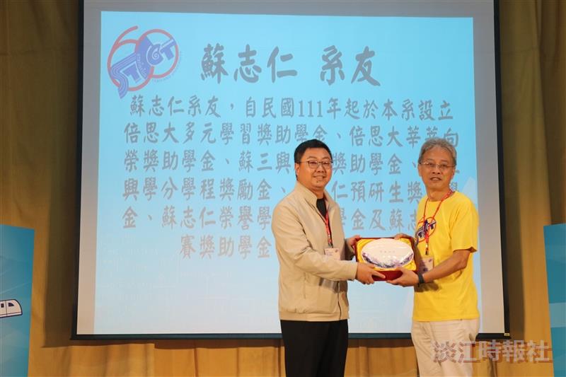系主任楊文（右）頒贈感謝狀給系友蘇志仁，感謝捐贈獎學金，並提供實習機會。（攝影／舒宜萍）