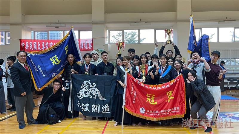 The Kendo Club participated in the College Championship, bravely securing 3 gold and 3 bronze medals. Everyone joyfully took a group photo.