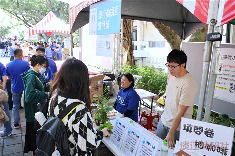 Participants can collect the "TKU Carbon Green Life Action Passbook" at the service counter, and then, by accumulating 8 points at the booths, they can exchange them for a carbon-reducing potted plant or a NT$50 convenience store voucher.