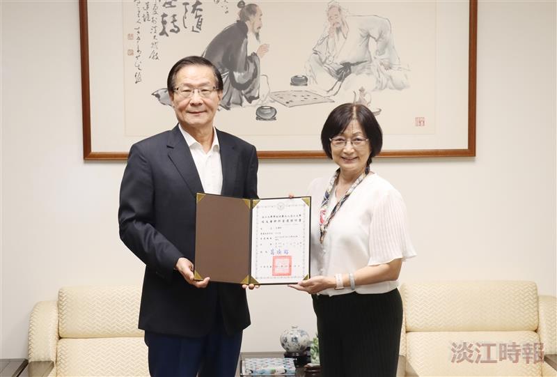 金鷹校友吳秋煌拜訪母校 贈多年珍藏祈願校運昌隆