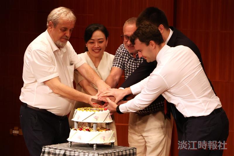 俄文系舉辦30周年感恩與和平音樂會，歷屆主任一起切下蛋糕。（攝影／李而義）