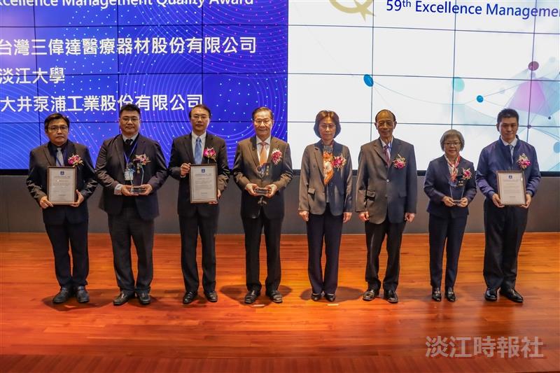 Chairman Robert Lu of the Chinese Society for Quality (third from the right) presents the Quality Benchmark Prize to our university. The presentation is received by President Huan-Chao Keh (fourth from the left) and Vice President Chun-Hung Lin (third from the left), who accept the trophy and certificate.