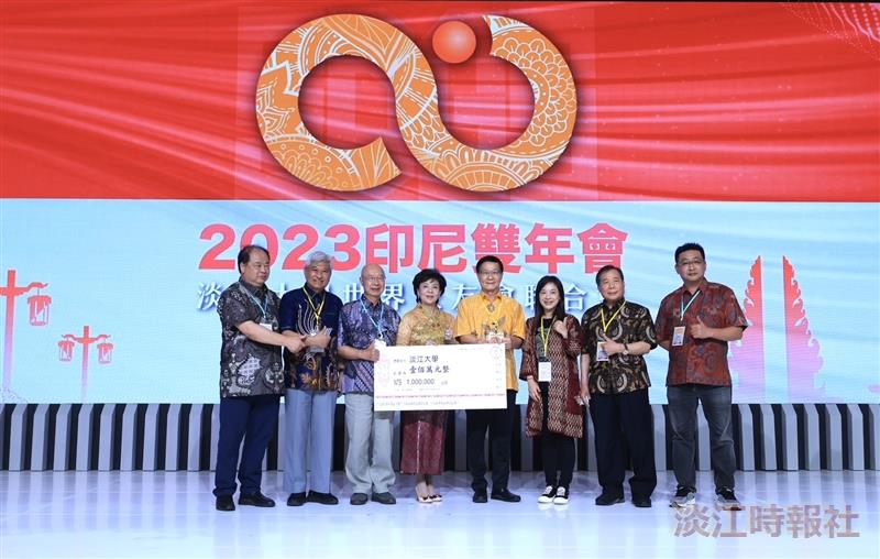 President Huan-Chao Keh (4th from the right) and Chairperson Flora Chia-I Chang (5th from the right) took a photo with alumni who donated one million NTD.