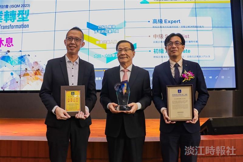  ISQMCSQ presents our university with the Quality Benchmark Prize. The trophy is received by President Huan-Chao Keh (center). Dean Li-Ren Yang of the College of Business and Management (right), and Yong-Sheng Chang, Chair of the Department of Business Administration (left), who accept the certificate and appreciation certificate.
