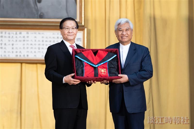 校長葛煥昭（左）授予新的博士服給名譽博士陳進財。（攝影／陳奕良）