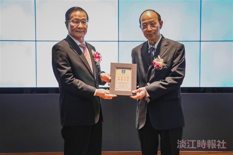 Chairman Robert Lu of the Chinese Society for Quality (right) presents the “Quality Pioneer, Acknowledging Contributions” appreciation plaque to President Huan-Chao Keh.
