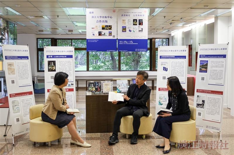 Publishing Center 2023 New Book Exhibition: Poetry, Literature, and Science ShowcasedPublishing Center 2023 New Book Exhibition: Dean of Research and Development Hung-Chung Hsueh (center) with Dean of Library Sheue-Fang Song (left) and Publishing Center Director Wen-Yau Lin, discussing the content of the works.