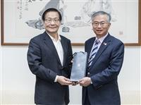 駐日副代表蔡明耀返校 張家宜親頒金鷹獎座