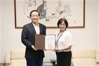 金鷹校友吳秋煌拜訪母校 贈多年珍藏祈願校運昌隆