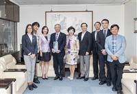 駐日副代表蔡明耀返校 張家宜親頒金鷹獎座