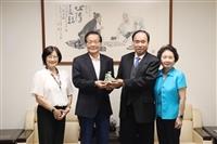 金鷹校友吳秋煌拜訪母校 贈多年珍藏祈願校運昌隆