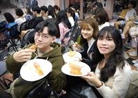 薄酒萊嚐新 師生學習品酒知識