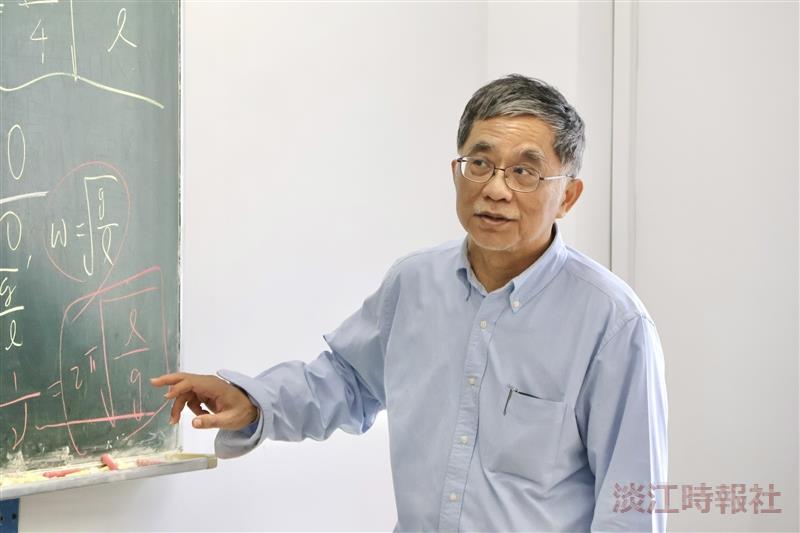 Professor Way-Faung Pong, a distinguished chair professor in the Department of Physics, receives the Special Contribution Award from the Physical Society of Taiwan.