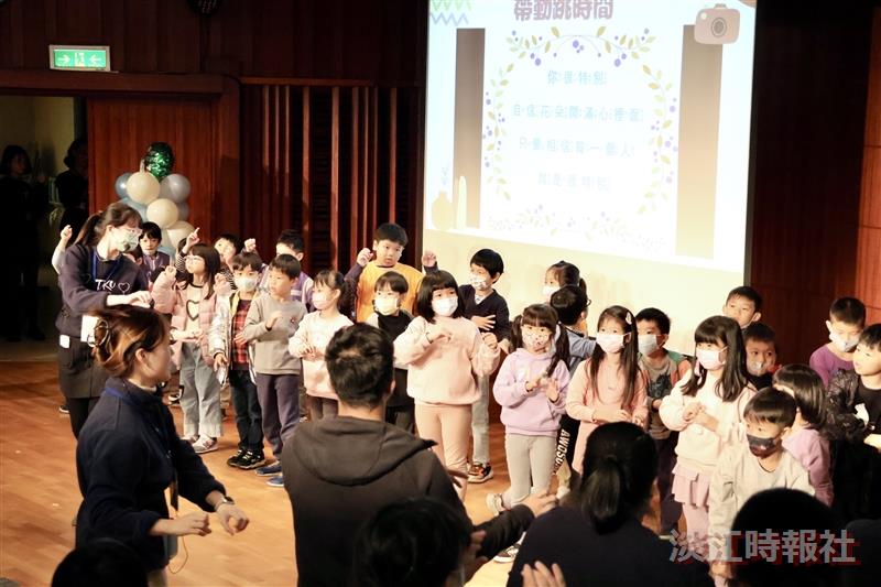 生命教育社成員帶領鄧公國小和育英國小的學童們一起帶動跳。（攝影／李而義）