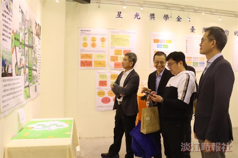 Vice Academic President Hui-Huang Hsu (1st from the right) carefully observes the exhibited works.