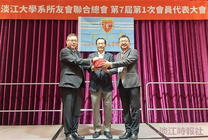 In the joint election of the TKU Alumni Association Headquarters of Departments, Tzu-Hua Chuang (left) handed over the position of president to Samuel Su (right), with President Keh overseeing the transition.