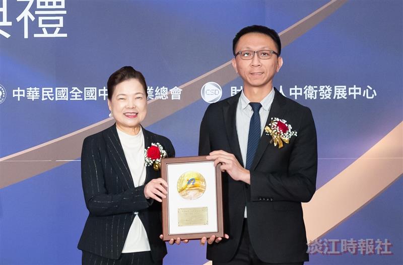 MBRAN FILTRA Co., Ltd. Received the 30th Small and Medium Enterprises Innovation Research Award from the Ministry of Economic Affairs. CEO Hsu-Hsuan Chang (on the right) accepted the award from Minister of Economic Affairs Mei-Hua Wang."