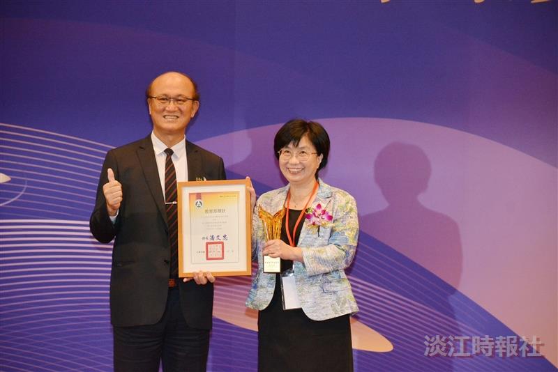 Sheue-Fang Song (on the right) received the award from Teng-Chiao Lin, the Administrative Deputy Minister of the Ministry of Education and also an alumna of Tamkang University.