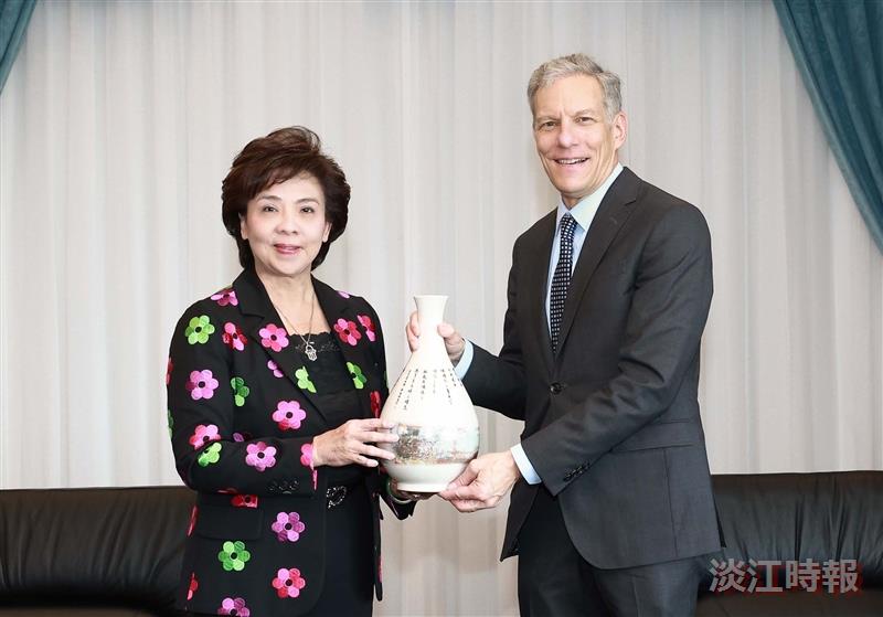 經濟系熊貓講者拜訪董事長