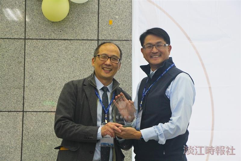 Professor Cheng-Hao Chuang, the Chair of the Department of Physics (left), presents the Distinguished Alumni Award to Guan-Xian Chen, the Managing Director of Taiwan Applied Materials Inc.