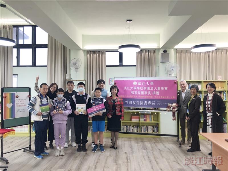 董事長張家宜贈送性平書籍扎根性平教育
