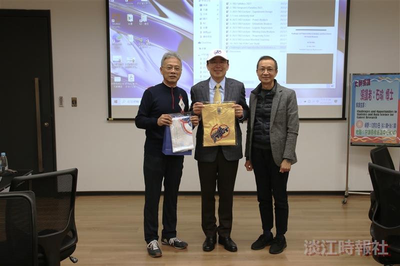 統計系主任楊文（左），教授兼教務長蔡宗儒（右）共同頒發紀念品予石瑜教授。（攝影／黃音然）