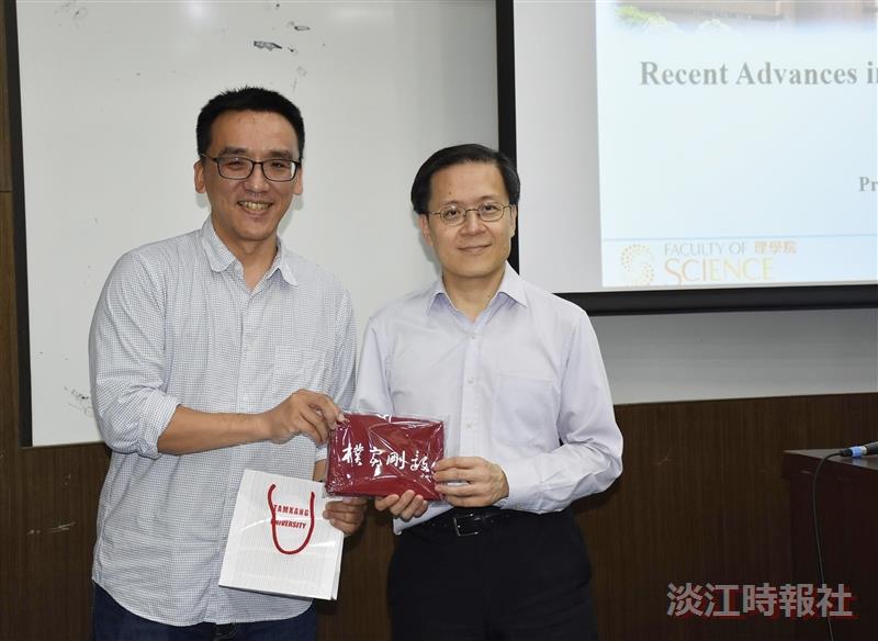 Dr. Chih-Hsin Chen, chair of the Department of Chemistry (left), presents a souvenir to Hong Kong Polytechnic University Chair Professor and Dean of the Faculty of Science, Wai-Yeung Wong Raymond.