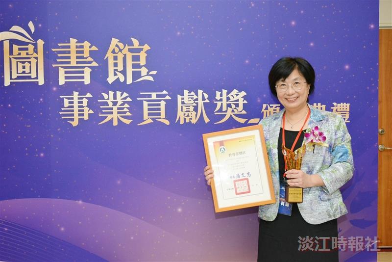 Sheue-Fang Song, the Dean of the Chue-Sheng Memorial Library, happily takes a commemorative photo with the trophy and certificate after receiving the "Outstanding Library Manager Award" at the 2nd Ministry of Education Library Contribution Awards ceremony.