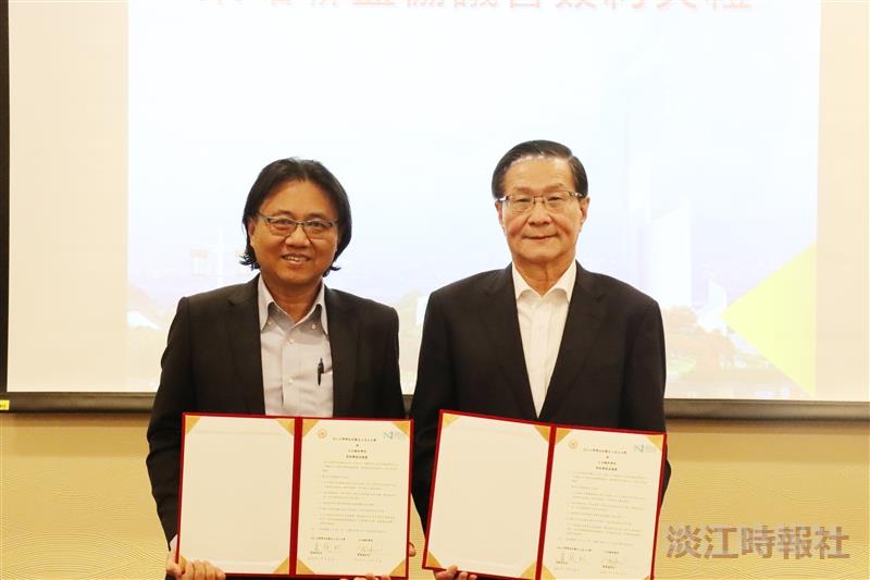 The president of our school, Dr. Huan-Chao Keh (on the right), and the president of Malaysia's Oneworld Hanxin College, Tan In Fong, representing both institutions, signed a strategic alliance agreement.