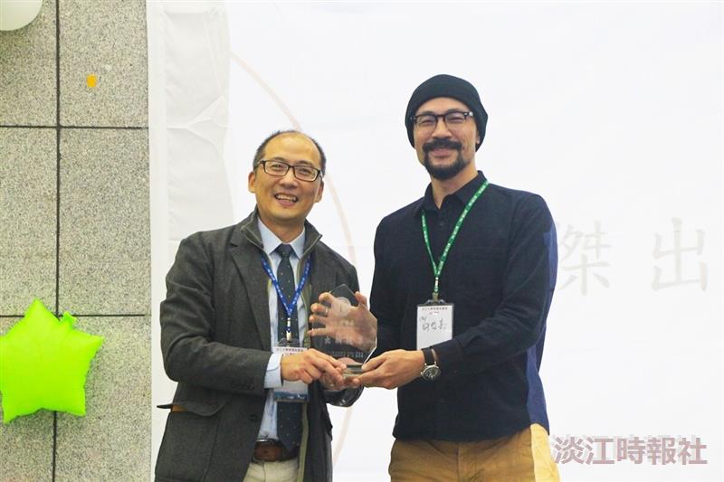 Professor Chuang Cheng-Hao, the Chair of the Department of Physics (left), presents the Distinguished Alumni Award to Director Che-Chia Hsu, who won the Grand Prize at the 2021 Taipei Film Festival.