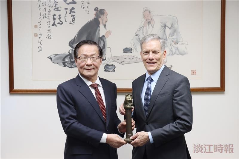 經濟系熊貓講者拜訪校長董事長
