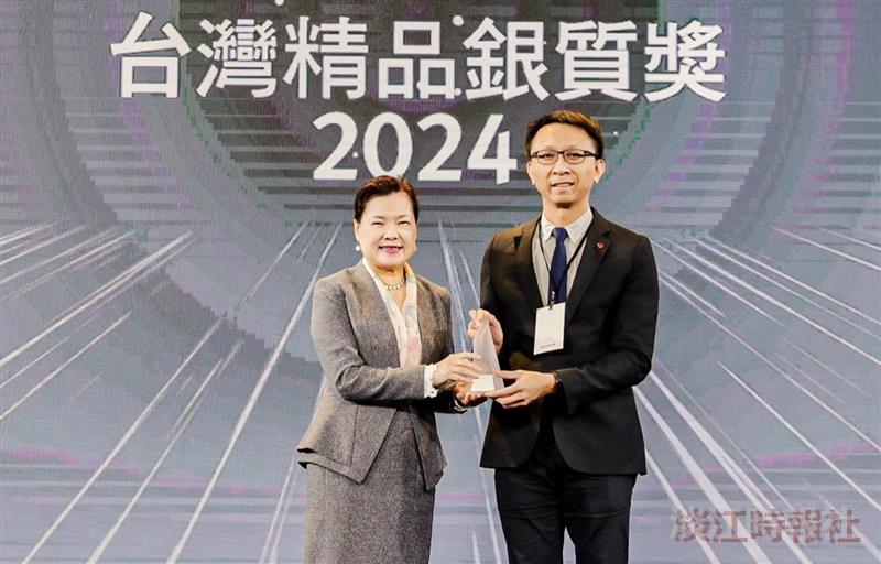 MBRAN FILTRA Co., Ltd. received the Silver Award at the 32nd Taiwan Excellence Awards from the Ministry of Economic Affairs. CEO Hsu-Hsuan Chang (on the right) accepted the award from Minister of Economic Affairs Mei-Hua Wang.