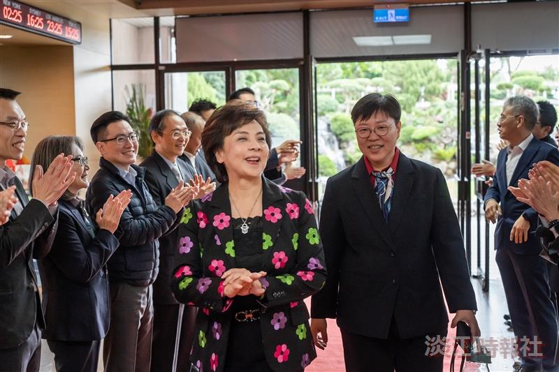 Chairs of each department and directors of each research center in the College of Business and Management welcomed Chairperson Flora Chia-I Chang and other distinguished guests at the entrance of the Business Building with a red carpet.