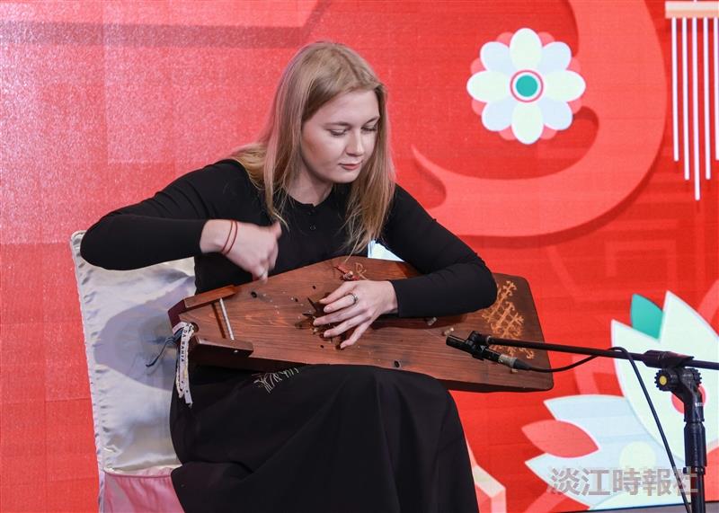 拉脫維亞學生柯達佳演奏該國傳統樂器岡德雷琴。（攝影／秘書處揭維恆）