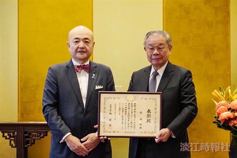 Ben-Hang Chang Receives Japanese Foreign Minister’s Commendation for Promoting Calligraphy in Step with the Times1.	Director Ben-Hang Chang (right) of the Carrie Chang Fine Arts Center received the Japanese Foreign Minister’s Commendation for FY 2023. The award was presented by the Chief Representative of the Taipei Office of the Japan-Taiwan Exchange Association, Kazuyuki Katayama (left). (Source: from the website of the Japan-Taiwan Exchange Association)
