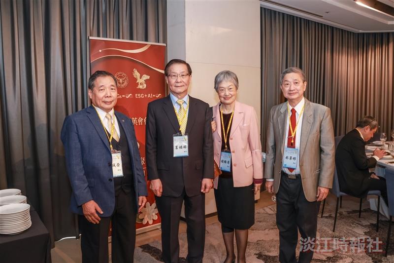 President of the Tamkang University Golden Eagle Club, Cheng-Rong Chiang (left), exchanges greetings with President Keh and elite alumni Yang-Ching Chao and Roscher Lin.