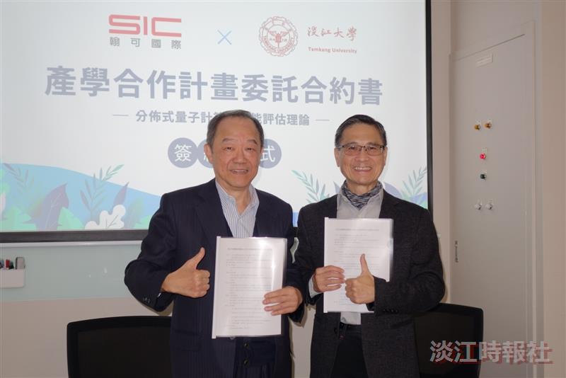 2.	After signing the contract, Chairman Andy Chen of Skywentex International, an alumnus of Tamkang University (left), poses for a photo with Dean Tzung-Hang Lee of the Colleges of Engineering and AI Innovative Intelligence.