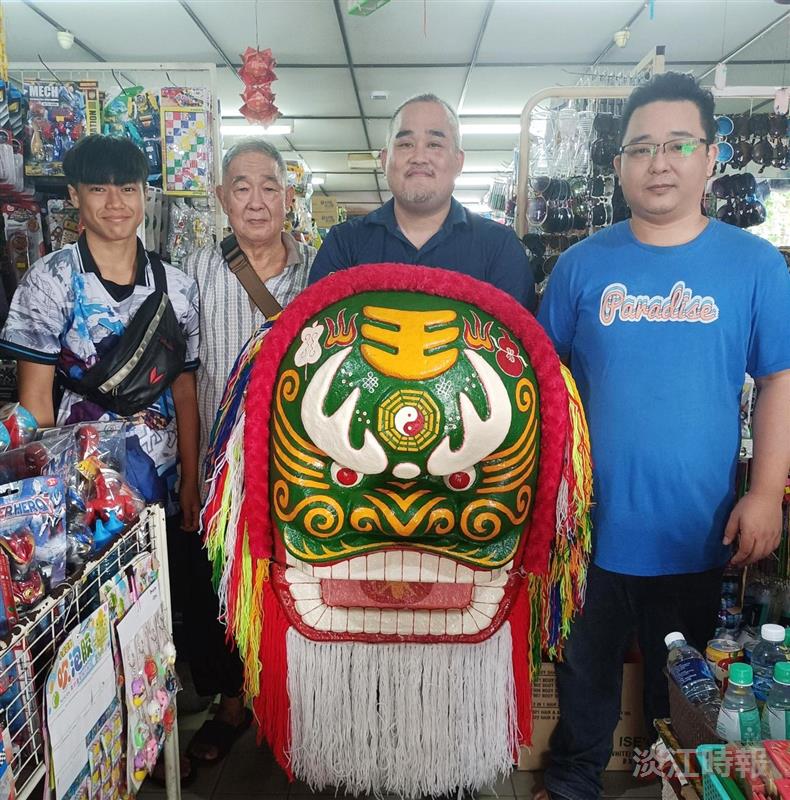 陳琮淵獲贈大馬客家獅頭精品