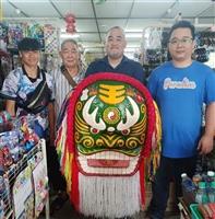 陳琮淵獲贈大馬客家獅頭精品