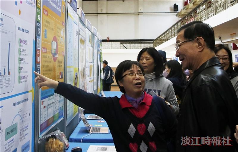 At the Administrative Unit Digital Transformation and Net Zero Transition Exhibition, Ms. Hui-Chuan Chen (1st from left), senior staff of the Secretariat, explained to President Keh.