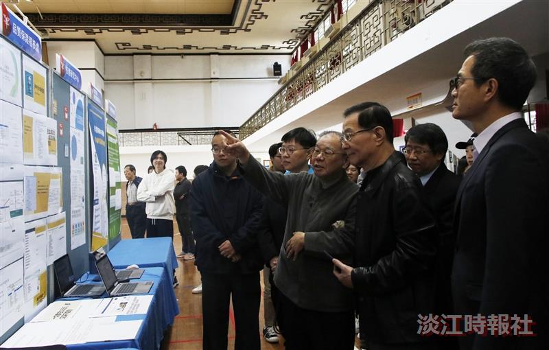 At the Administrative Unit Digital Transformation and Net Zero Transition Exhibition, Ben-Hang Chang, Director of the Carrie Chang Fine Arts Center (3rd from left), explains to President Keh.