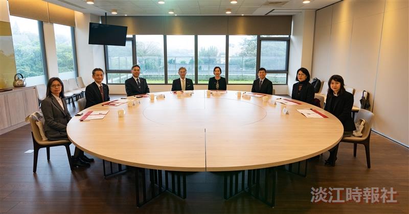 TKU Signs Strategic Alliance with Onomichi High School in JapanA delegation from Onomichi High School discusses short-term course planning matters with the Vice President for International Affairs, Dr. Hsiao-Chuan Chen (4th from the right), and others.