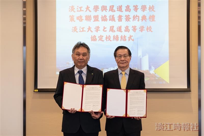 The President of Tamkang University, Dr. Huan-Chao Keh (right), and the Principal of Onomichi High School in Japan, Takasuke YAMAMOTO (left), representing both parties, sign a strategic alliance.