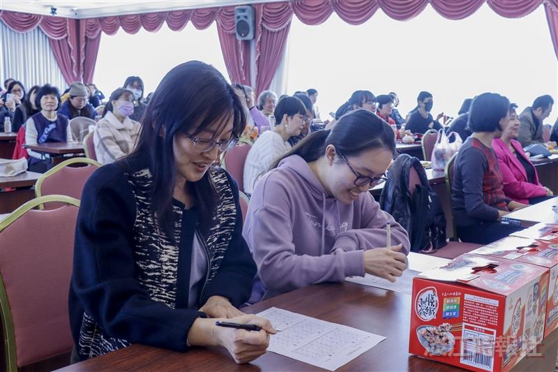The Women's Association held its general assembly at the Chueh-Sheng International Hall, followed by a fun bingo game where everyone enjoyed trying their luck.