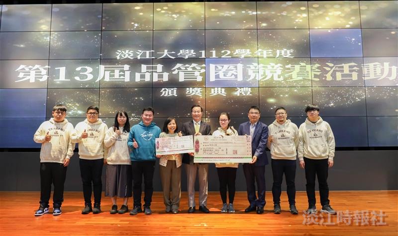 President Keh (right, 5th) presents the citation and prize money to the first-place winner of the 13th QCC Competition, General Affairs Office “Always in Service Circle” (總是在服務圈).