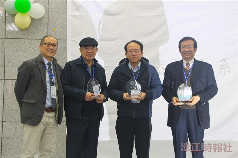 Physics Department Chair Cheng-Hao Chuang (left) presents the Outstanding Alumni Award. The awardees include superconducting physicist, Distinguished Research Fellow of Academia Sinica Maw-Kuen Wu, iST Chairman Wei Been Yu, and MIPRO Electronics Chairman Solomon Chang.