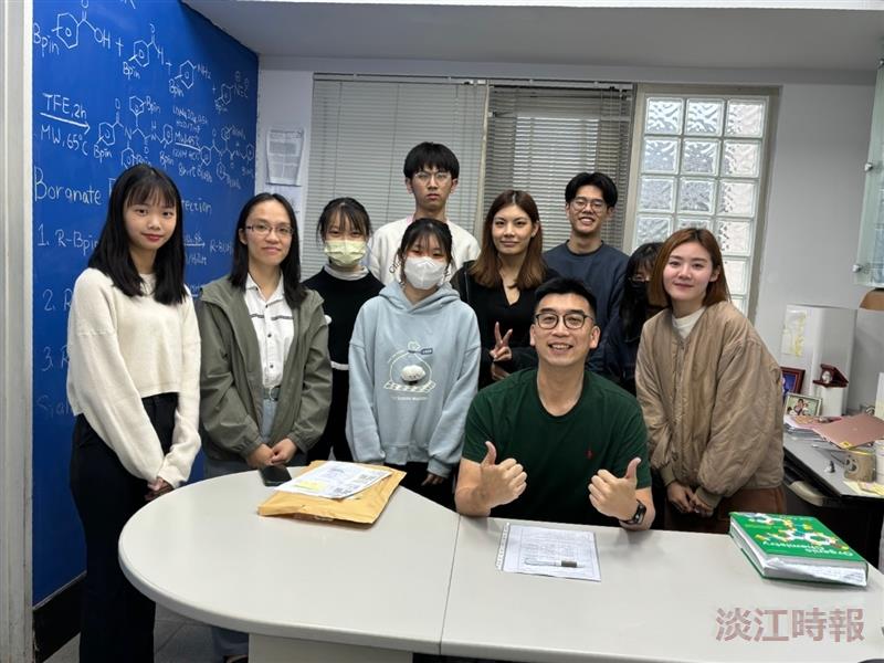 潘伯申指導周子晴等上國際期刊封面