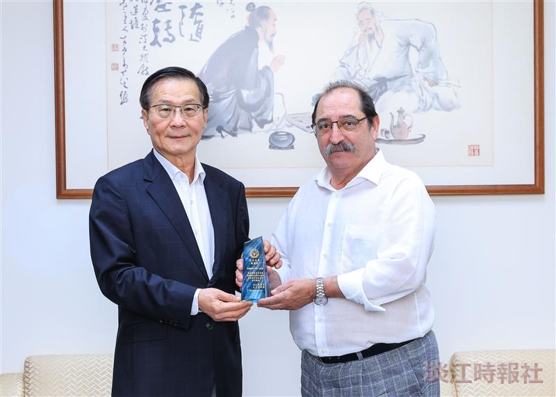 Formosa Scholarship Donor Visits President at SchoolPresident Huan-Chao Keh presents a trophy to Guillermo Petri (right), expressing gratitude for his continuous scholarship donations benefiting Spanish Department students.