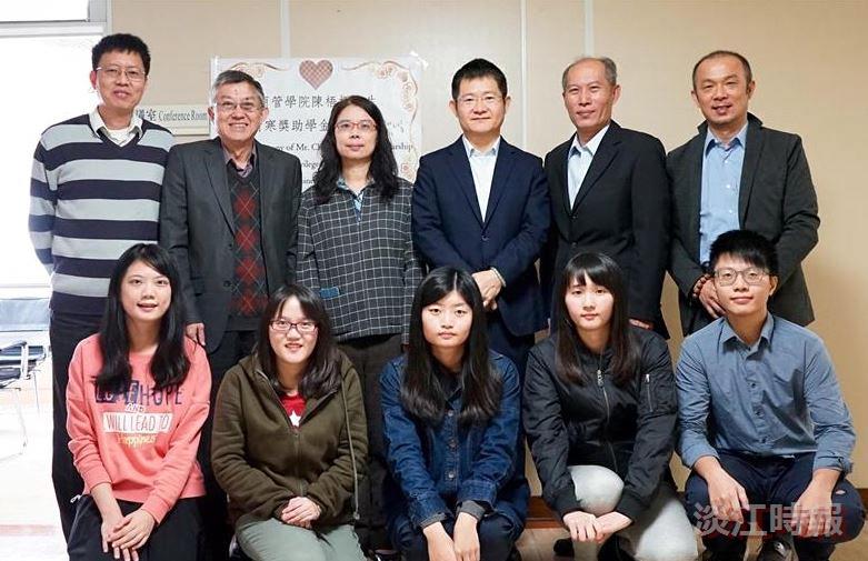 陳梧桐在非洲為居民設水井