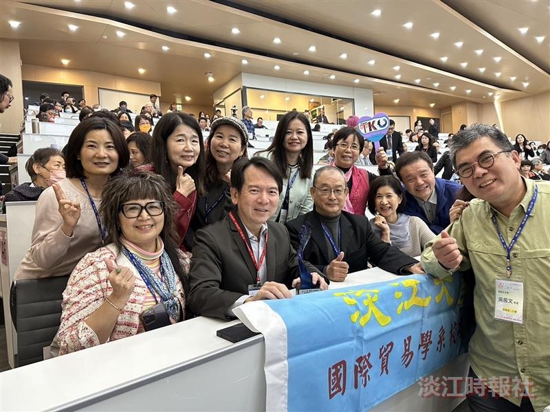 At the Spring Feast, “Descendants of the Dragon” lead singer and Department of International Trade alumnus Jian-Fu Li (front row, 2nd from left) takes a photo with fellow alumni.
